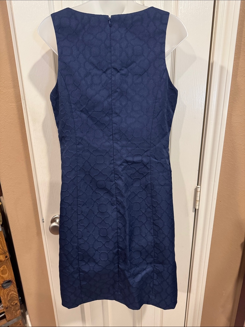 Pappagallo Navy and Gold Sleeveless Dress.
Sz 6 - Picture 7 of 10